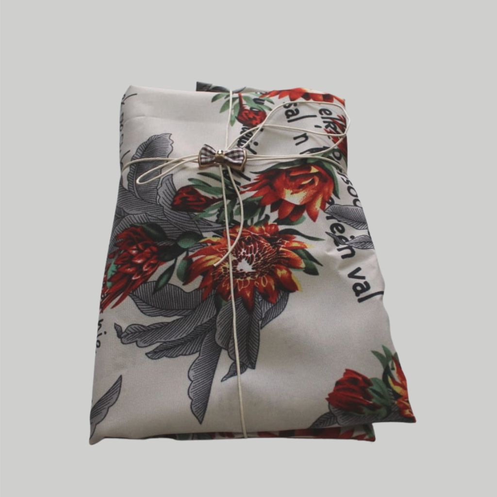 Tablecloth-white-protea